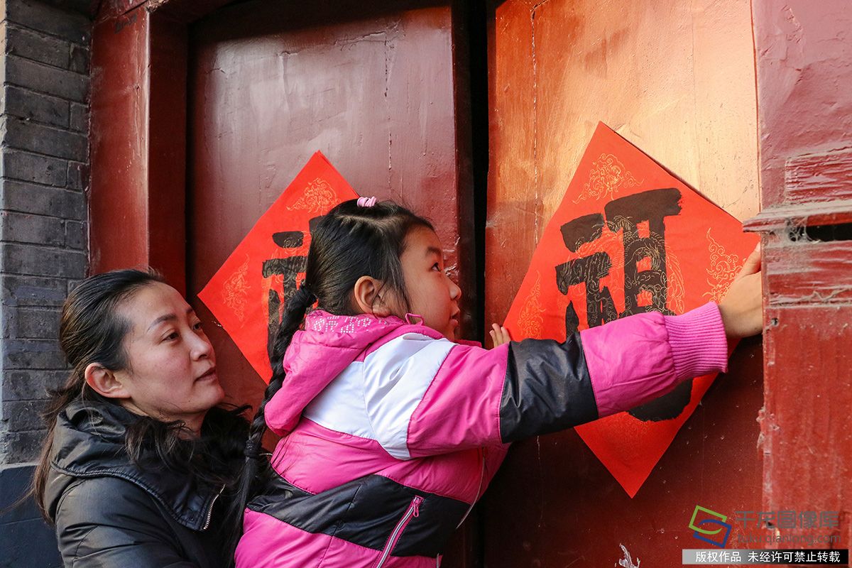 北京图见|挂灯笼贴春联 老街巷里年味浓