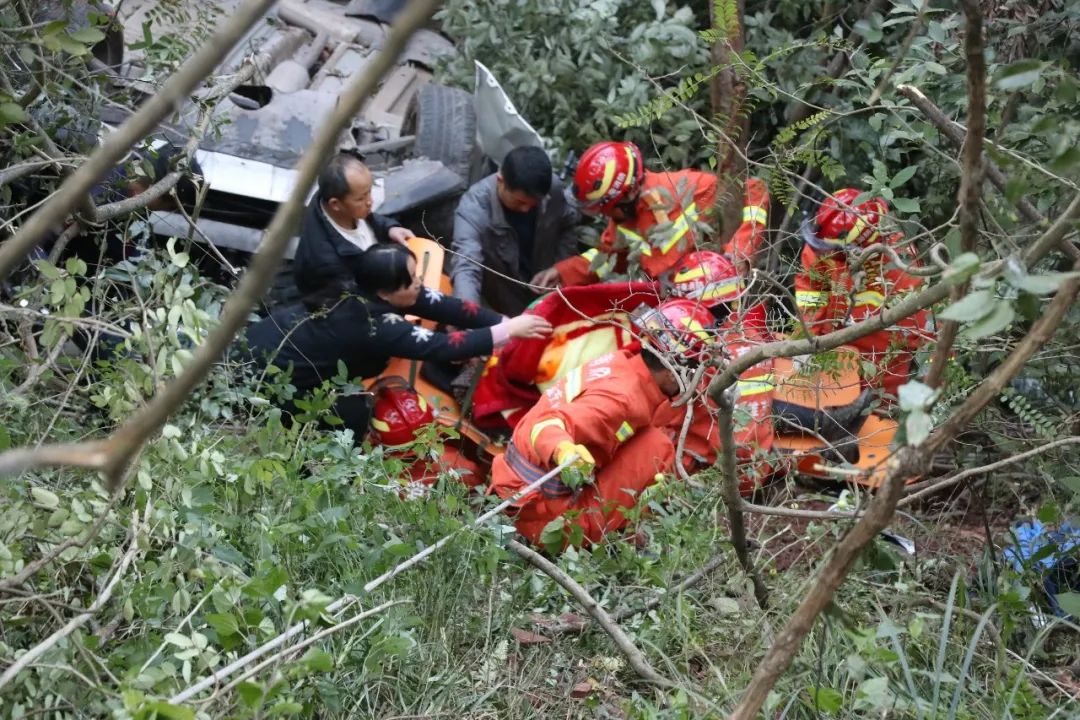 救援| 楚雄消防紧急营救车祸被困人员