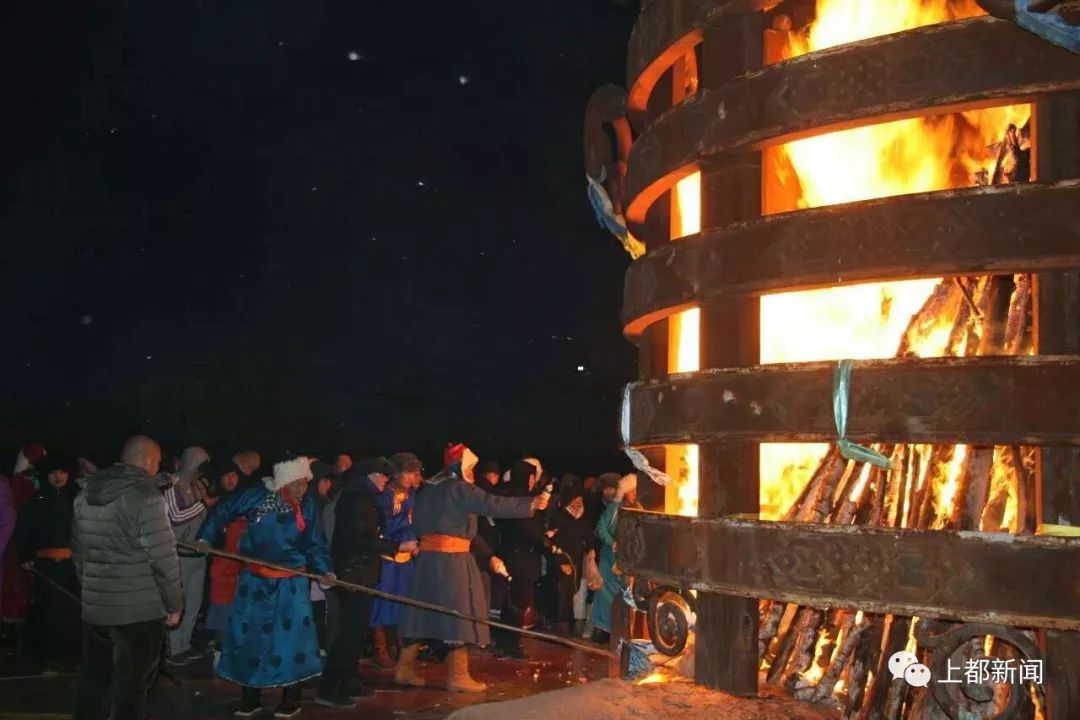 今日头条蒙古族传统祭火仪式已成为内蒙古重要民俗活动祝愿蒙古族同胞