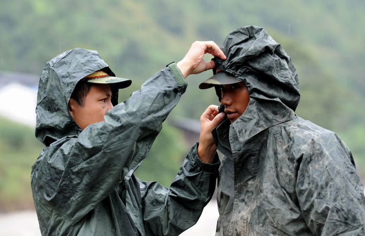 中国军队的雨衣可以避雨,还可以做什么,有什么功能