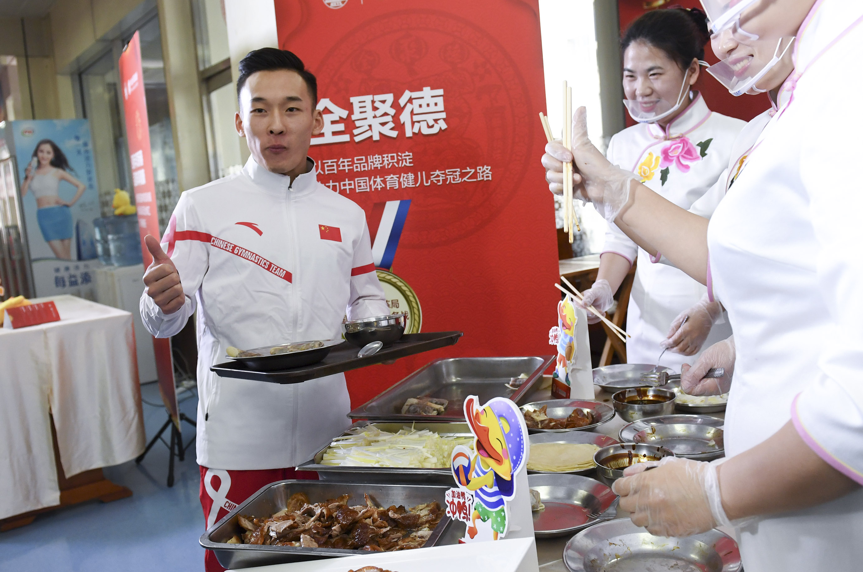 运动员餐厅迎来传统美食