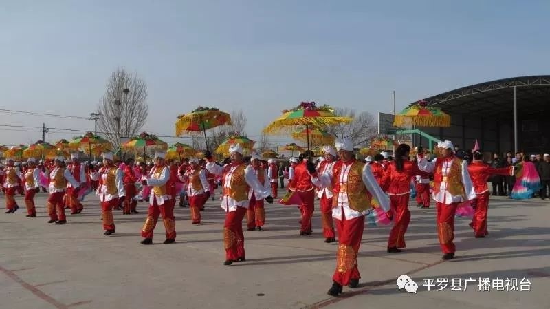 彩带飞扬,村民们神采奕奕,笑脸荡漾,伴着鼓点,扭起了秧歌