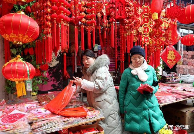 过大年办年货,忙年的生意人坚守到年末最后一天