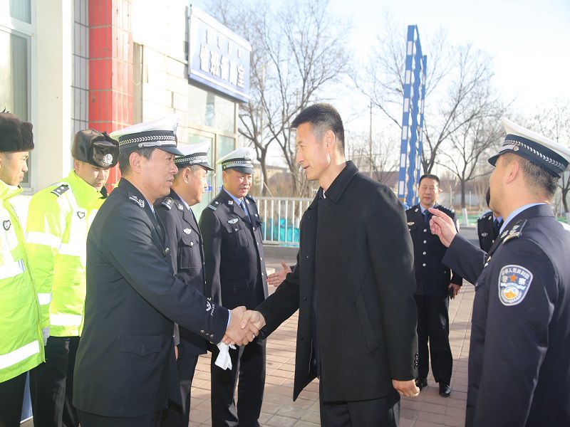 张效敏副厅长一行深入赤峰市公安机关走访慰问