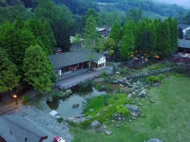 天府红谷是邛崃 靠近天台山的网红民宿,依山傍水,风景独好.