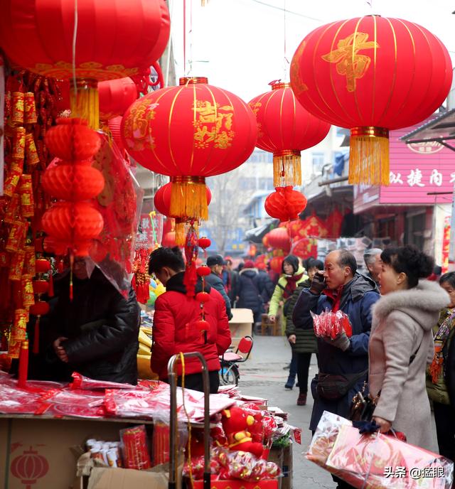 过大年办年货,忙年的生意人坚守到年末最后一天