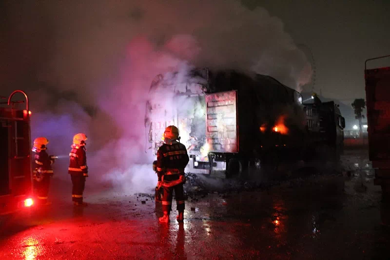 接警后,南岭路消防中队立即出动2辆消防车,12名消防指战员赶赴现场