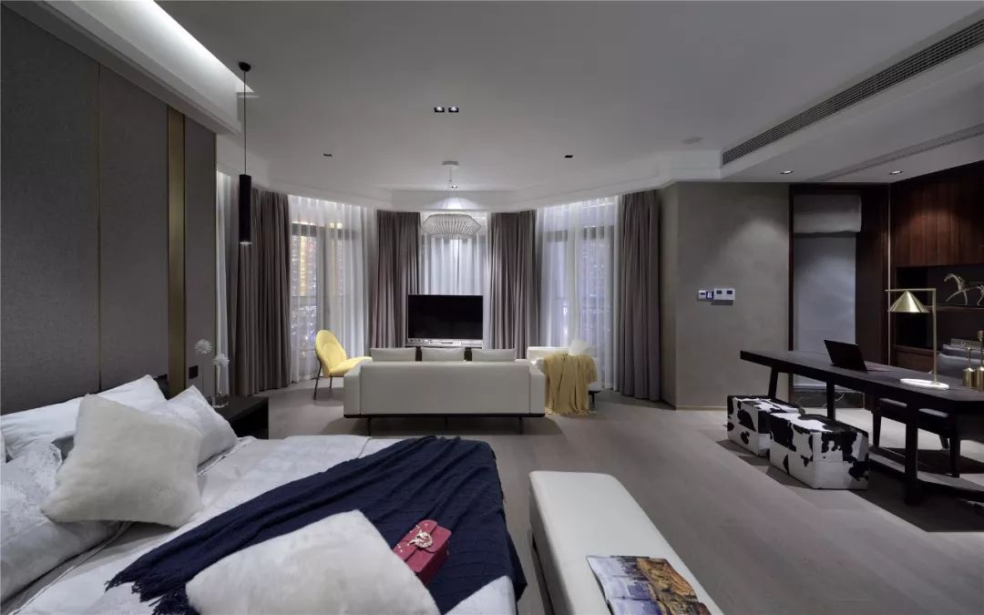 卧室作为个性私密的专属空间,借助低纯度的灰色作为主要基调,配合柔和