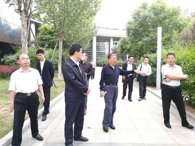 研发基地,受到了北京为华新业公司董事长马德海等公司高层的热情接待