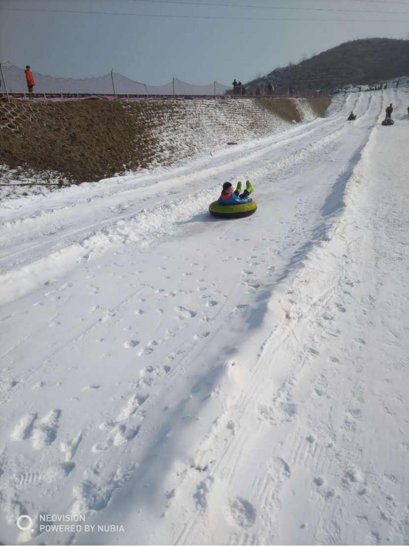 亲子游学社携手石家庄乐乐托管孩子们畅玩保定曲阳悠乐谷滑雪场