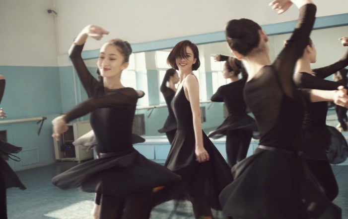 佟麗婭拍攝舞蹈寫真照，穿黑色緊身衣展曼妙舞姿似優雅黑天鵝 時尚 第8張