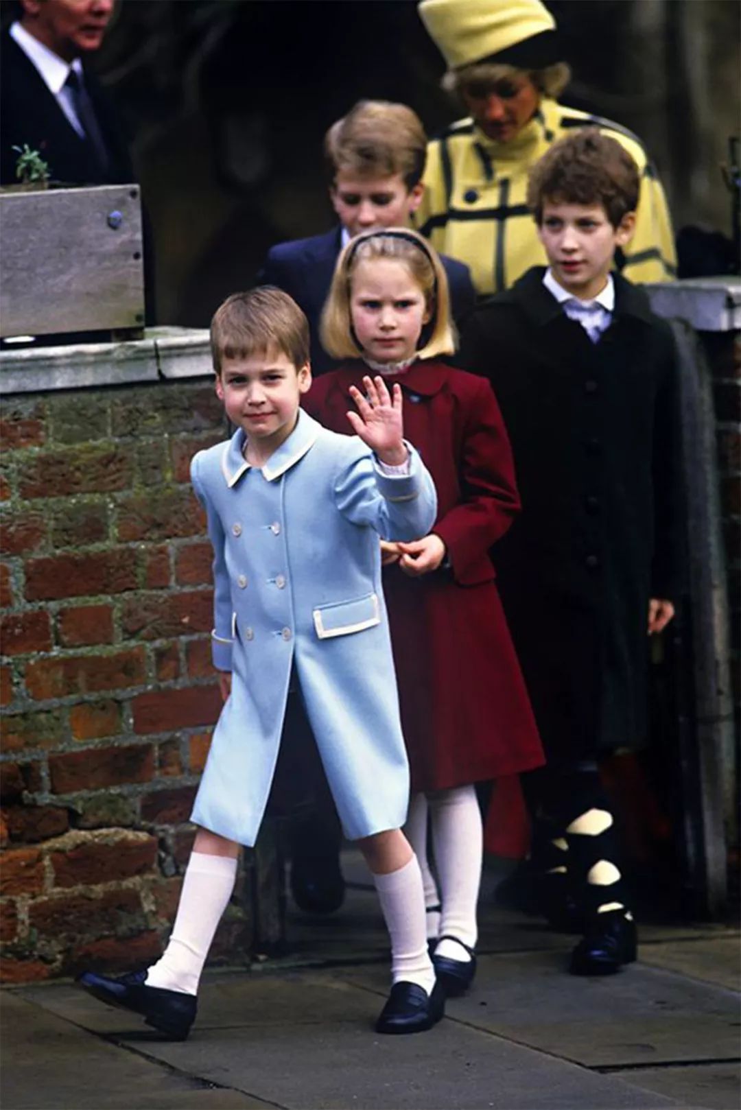 原創
            30年前，威廉王子與媽媽戴安娜一起看球賽，母子深情對望畫面感人 娛樂 第6張