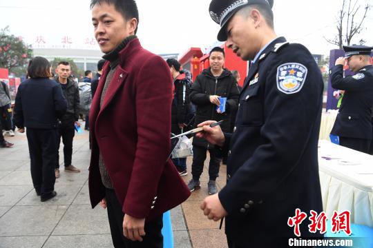 图为反扒民警示范扒手是如何扒窃 陈超 摄