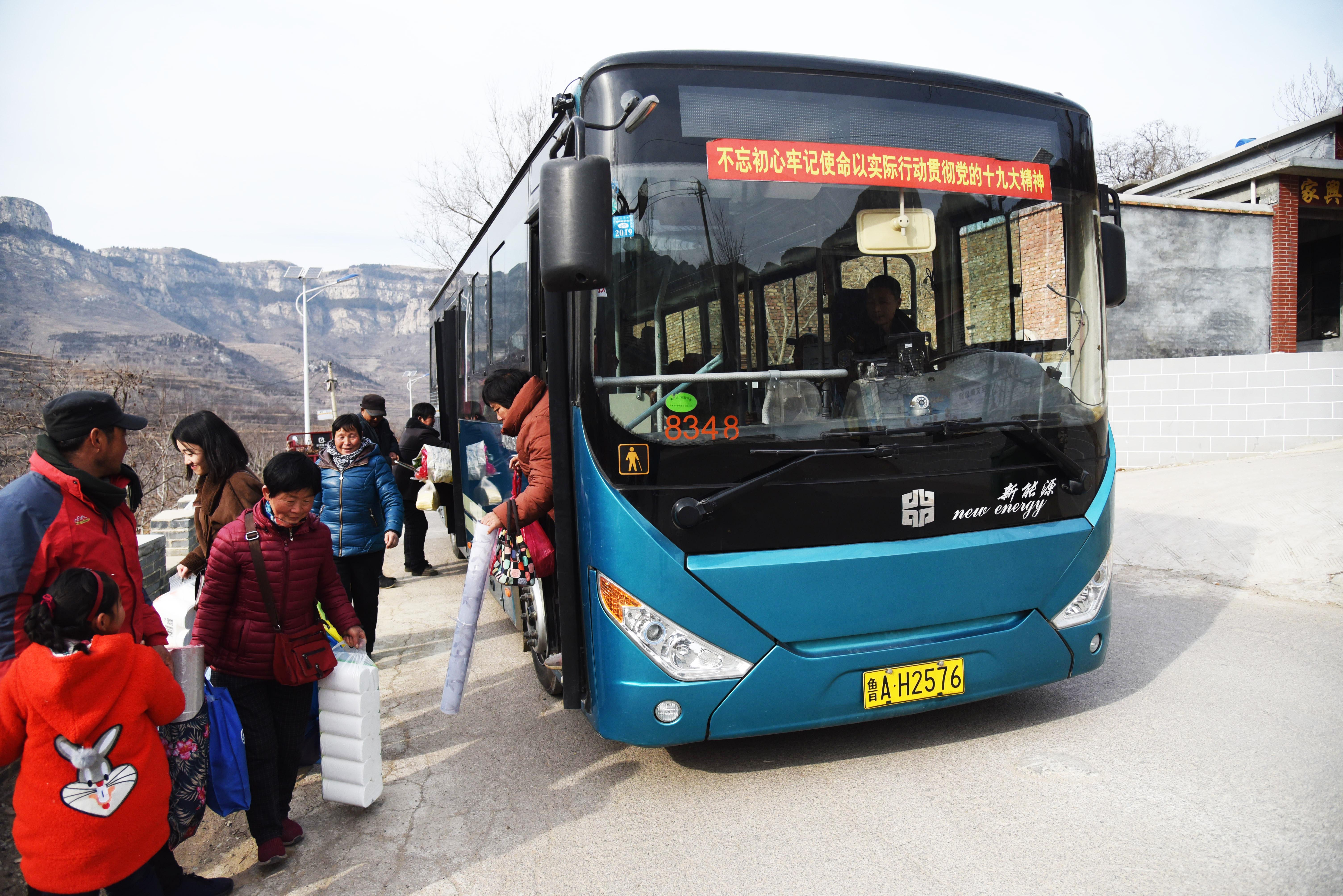 乘客拎着在大集上采购的年货在中途到站下车.