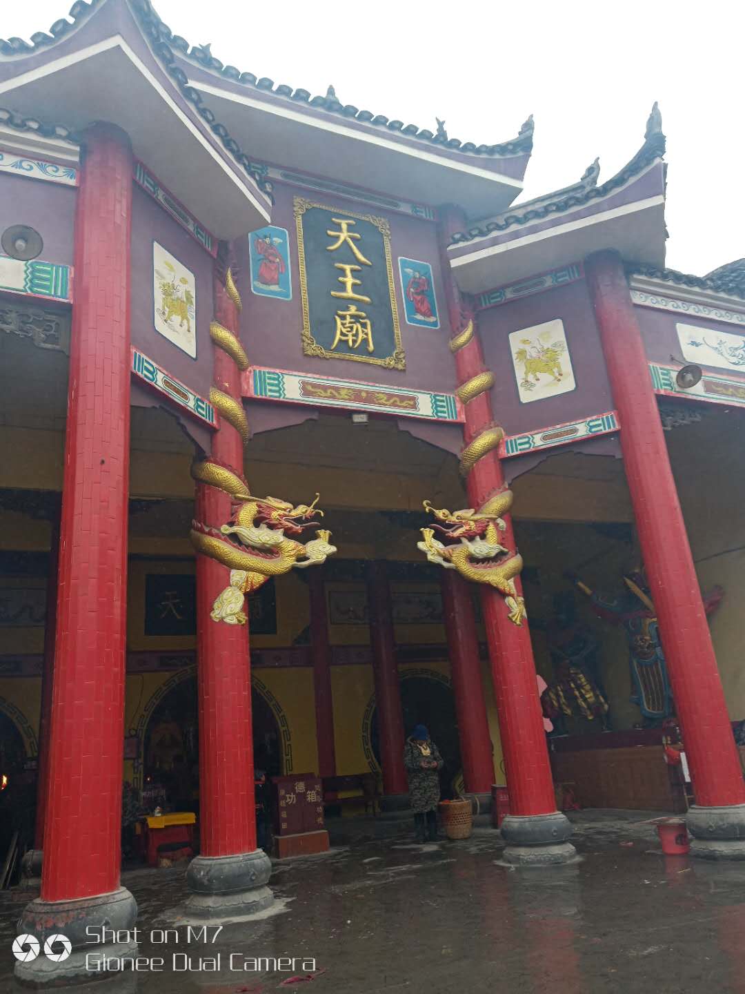 原创"高山旗手"告诉您湘西吉首附近的这座《天王庙》寺庙富丽堂皇背后