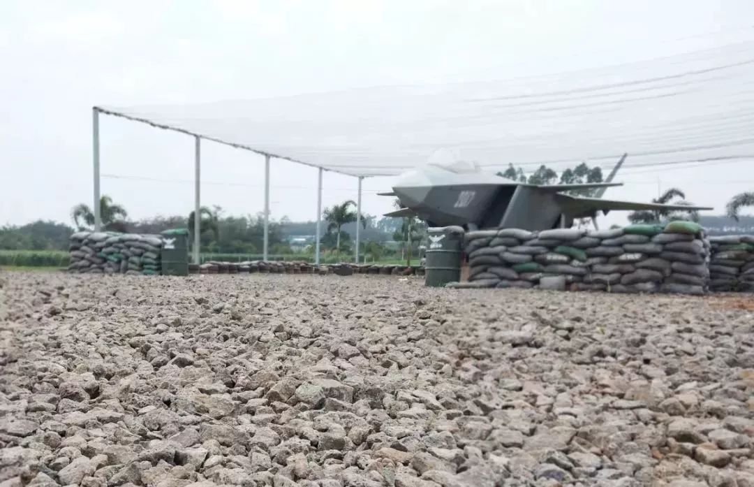 雏鹰基地的大部分空地均是原生态坦克大道