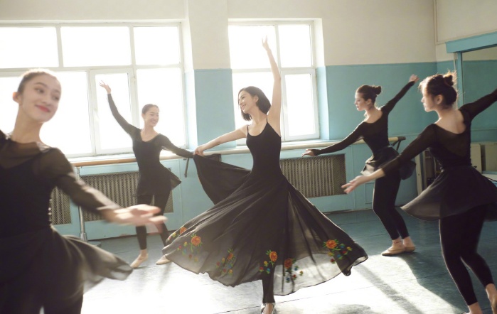佟麗婭拍攝舞蹈寫真照，穿黑色緊身衣展曼妙舞姿似優雅黑天鵝 時尚 第5張