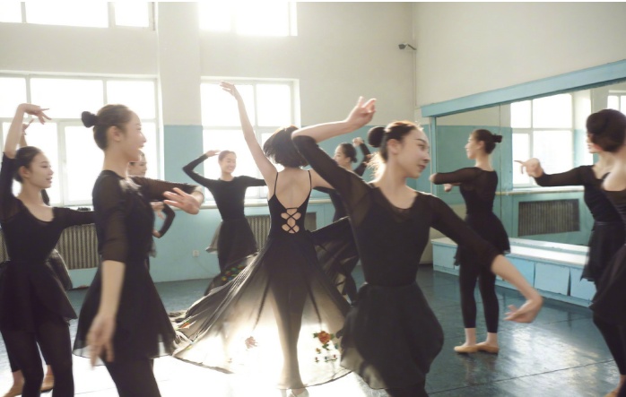 佟麗婭拍攝舞蹈寫真照，穿黑色緊身衣展曼妙舞姿似優雅黑天鵝 時尚 第7張