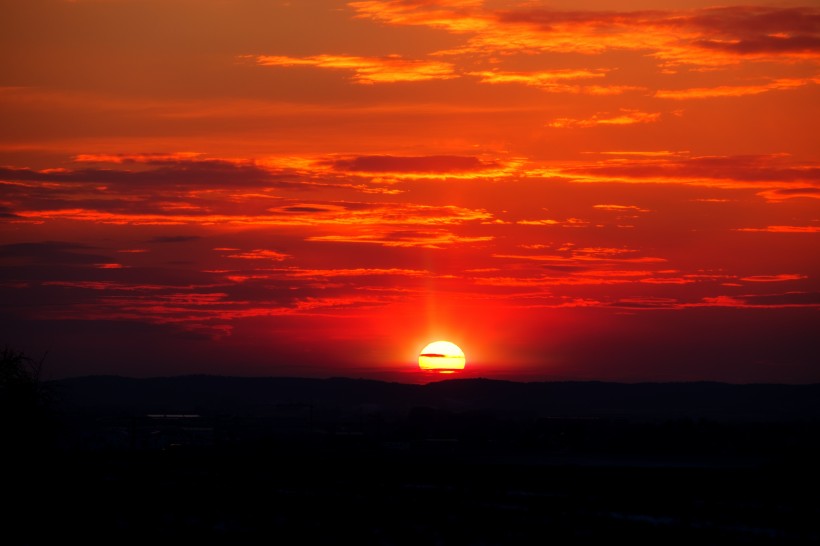 一抹殷红色的夕阳照在西山上,火焰一般的嫣红云朵