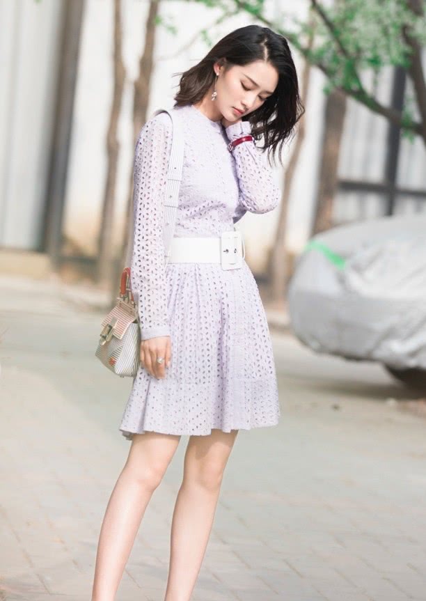 李沁穿淡紫色的網眼連衣裙，清新脫俗，將手表套袖子上顯時尚！ 時尚 第1張