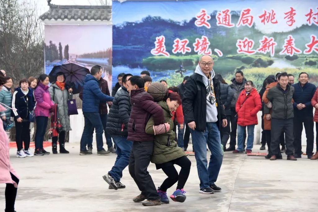 套圈,挑柴,双龙戏珠,桃李村有一场热闹非凡的农民运动