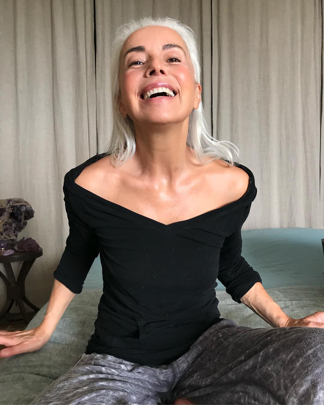 64歲法國奶奶散發自信與優雅，20年如一日堅持練瑜伽保持少女身材 時尚 第10張
