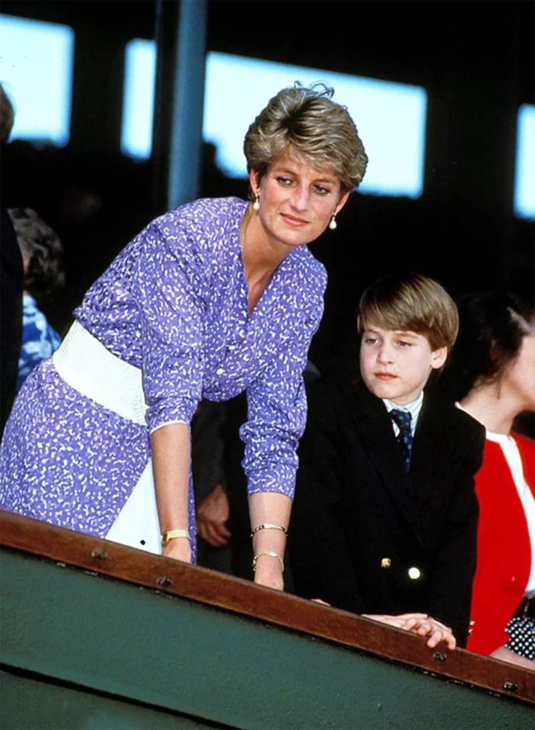 原創
            30年前，威廉王子與媽媽戴安娜一起看球賽，母子深情對望畫面感人 娛樂 第1張