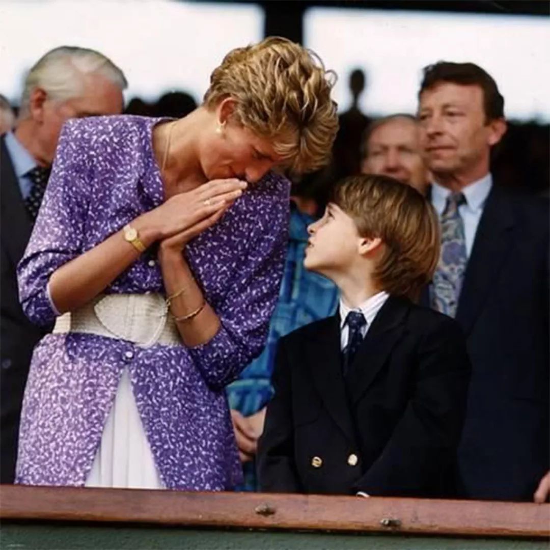原創
            30年前，威廉王子與媽媽戴安娜一起看球賽，母子深情對望畫面感人 娛樂 第3張