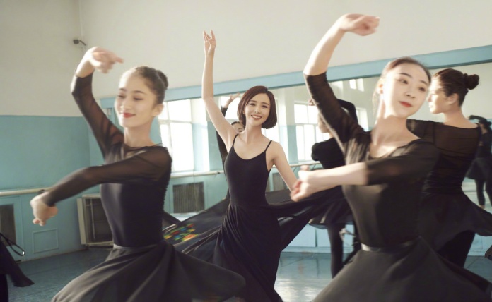 佟麗婭拍攝舞蹈寫真照，穿黑色緊身衣展曼妙舞姿似優雅黑天鵝 時尚 第9張