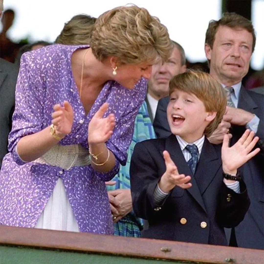 原創
            30年前，威廉王子與媽媽戴安娜一起看球賽，母子深情對望畫面感人 娛樂 第2張