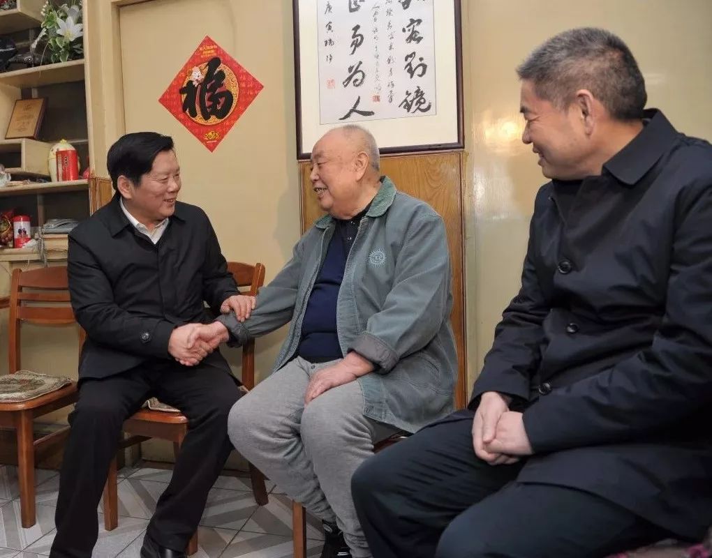 党委副书记,副总经理石炳华先后来到老领导陈引亮,王广玉,闵长江,刘