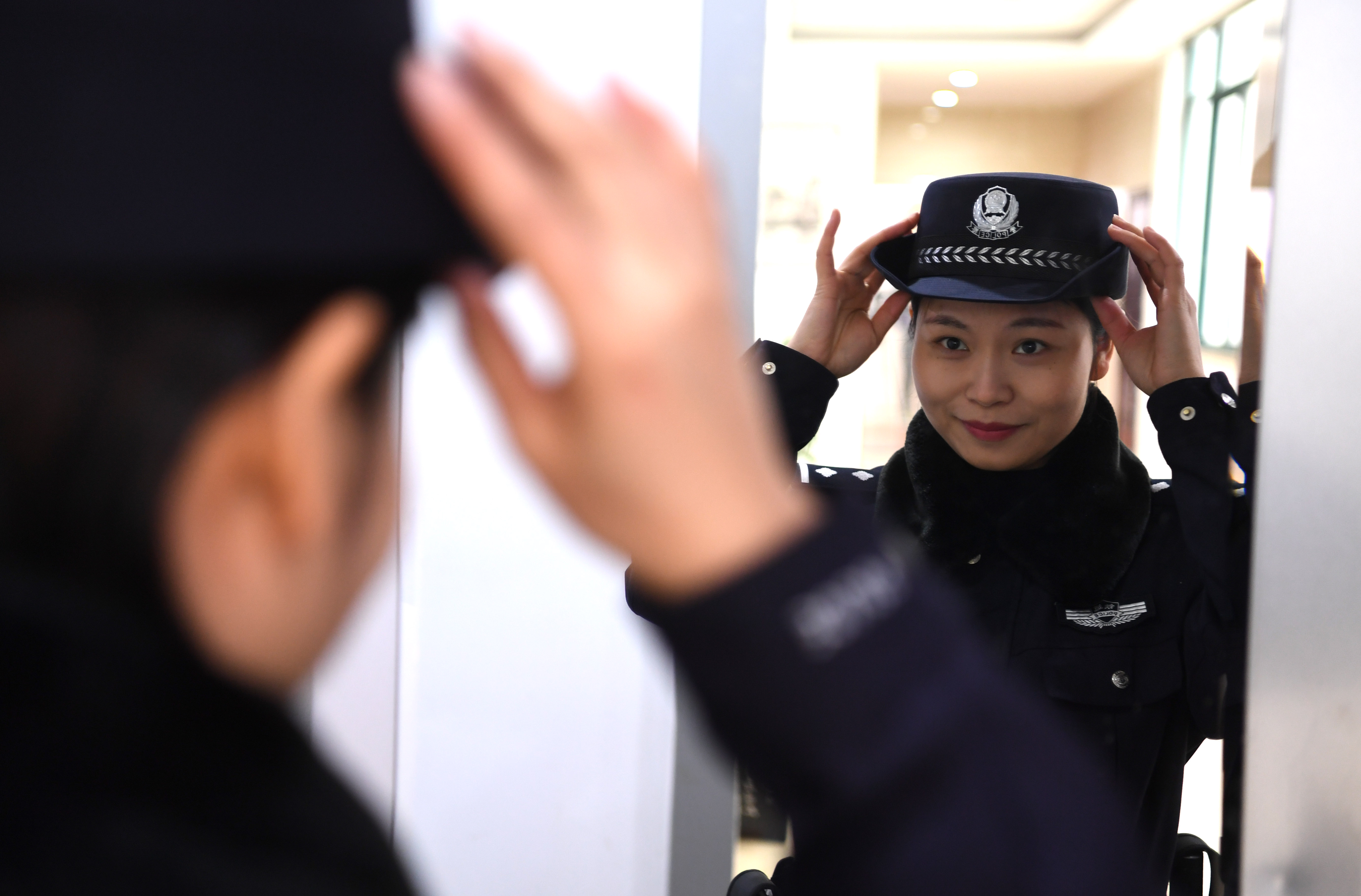 1月29日,合肥铁路公安处乘警支队女警周丹琳在整理妆容.