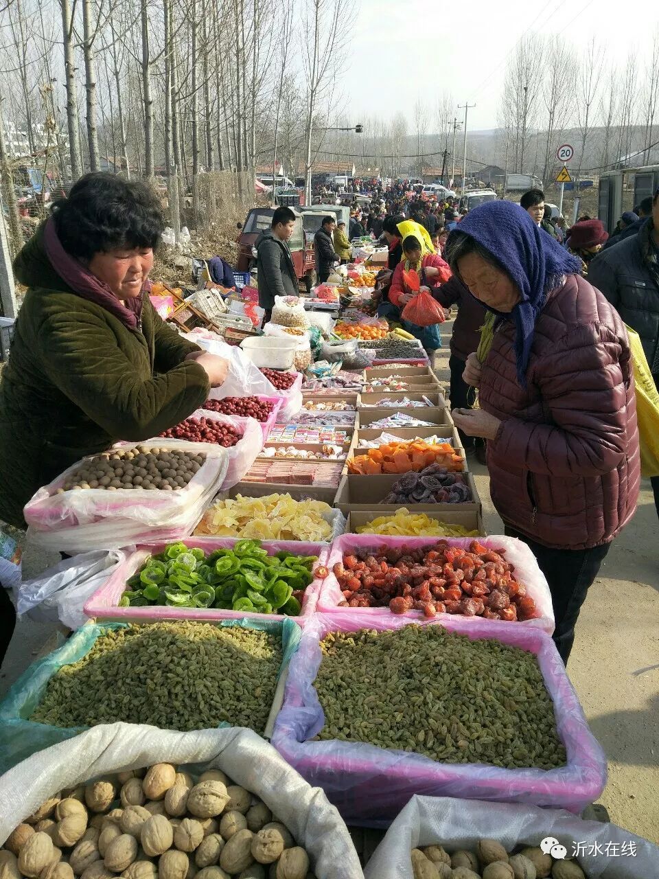 今年腊月下古村逢大集,人们赶大集要比往年赶大集更热闹,更开心.