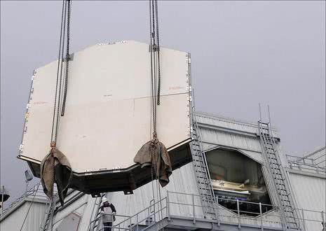 正在施工建设中的陆基"宙斯盾"系统,这是相控阵雷达阵列的安装.