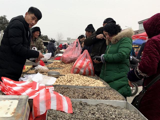 1/ 12 每年的腊月二十四,祭灶节一过,各乡镇的农村大集就是名符其实