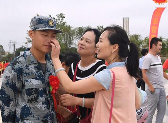 12名重庆籍新兵拒服兵役还包括1名大学毕业生9项处罚等着他们