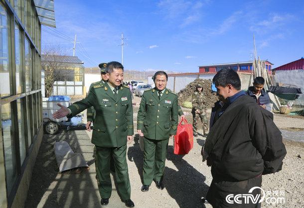 武警甘肃省总队春节前看望慰问定点帮扶村贫困群众