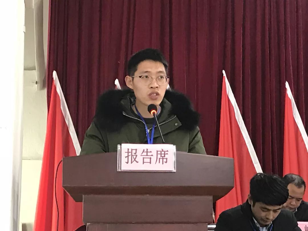 新当选副镇长徐旭达讲话在庄严的国歌声中,桃溪镇第十七届人民代表