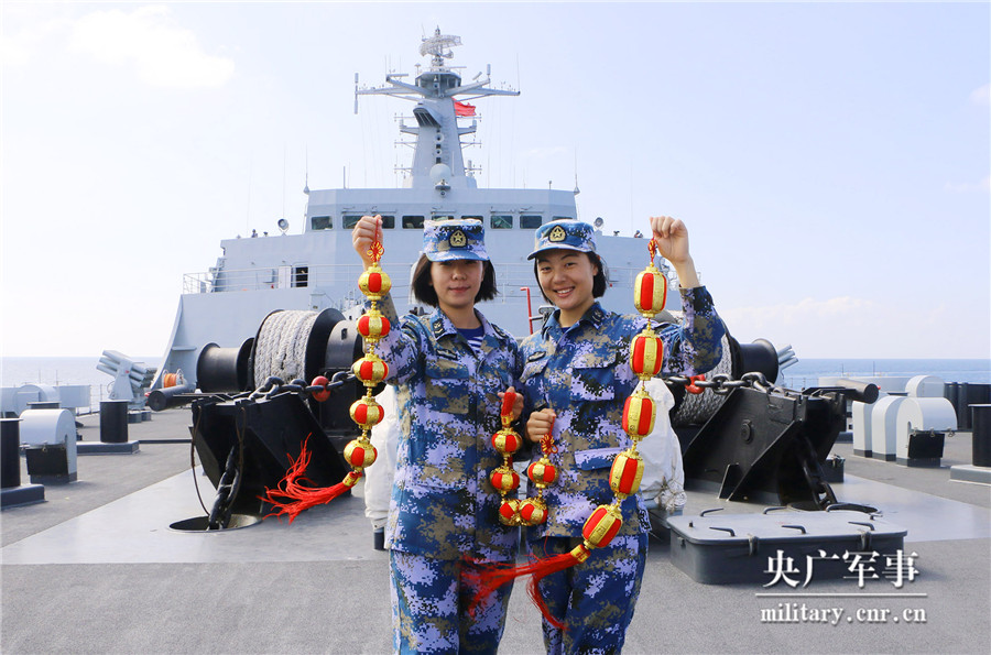 海军第31批护航编队在亚丁湾上向全国人民拜年