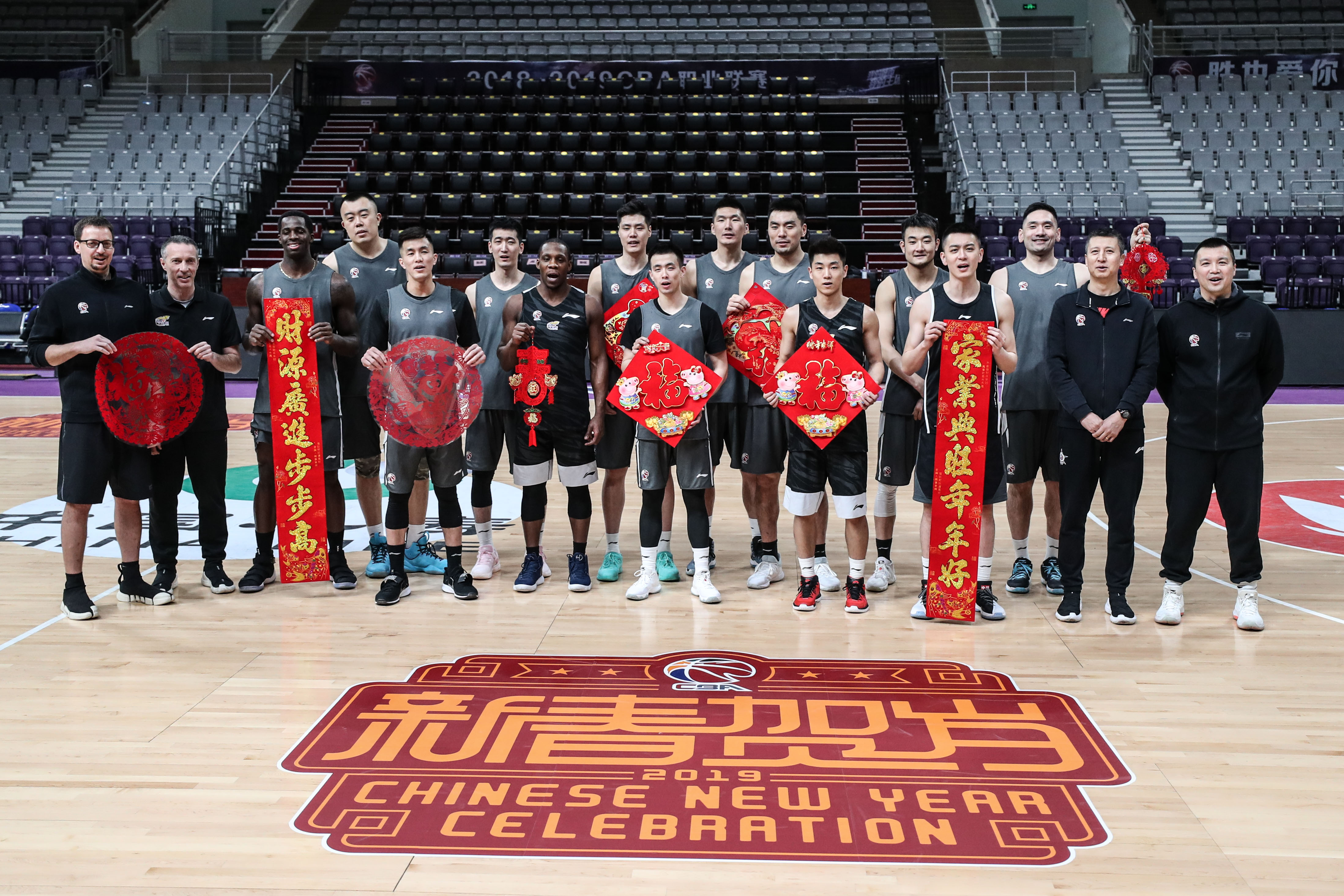 1月31日,辽宁本钢男篮向全国球迷拜年.