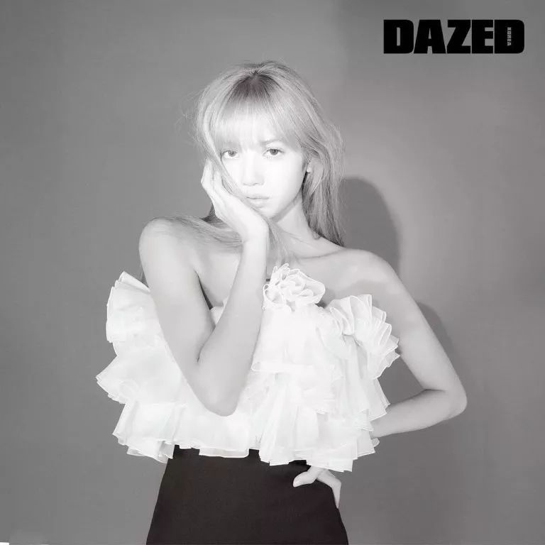 最多follower 的女星,lisa 身穿 celine 登韩版《dazed》2月号