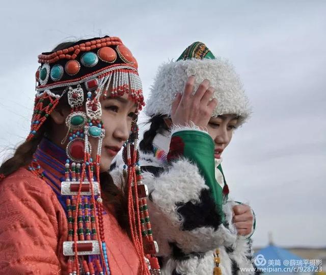 是蒙古族著名的部落之一 察哈尔服饰 是我国北方游牧民族服饰中 具