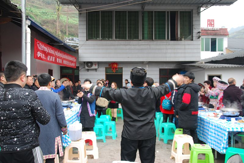 叙永县城区苗族同胞首届联谊庆新春,在城市里找到苗寨