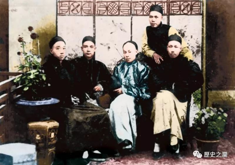 前排左起为杨鹤龄,孙中山,陈少白,尤烈,后立者为关景良,五人摄于香港