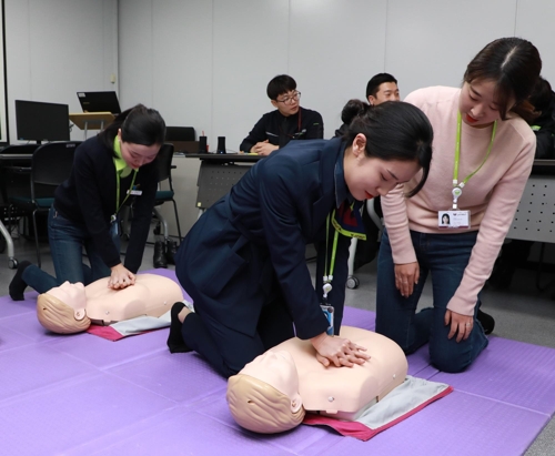 韩美女空姐在机场成功抢救一名中国游客