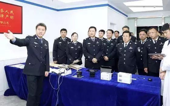 图为赵克志在北京市公安局刑侦总队,深入了解构建智慧刑侦,提升打击