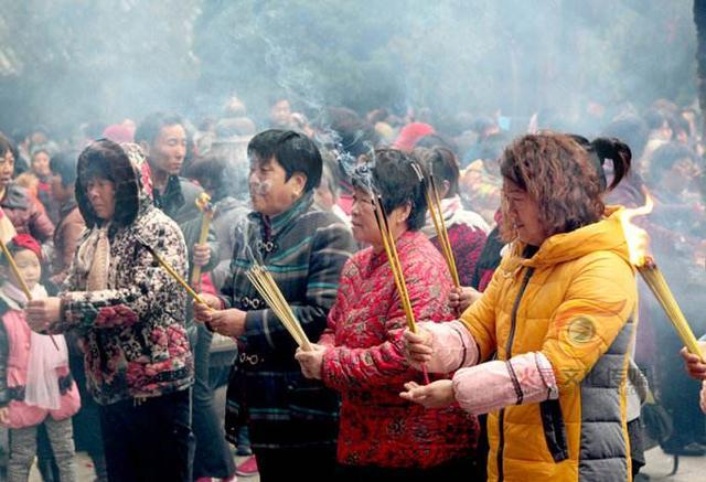 表演以及各种民俗表演,还可以体验"祭拜中岳山神","拴娃娃","拜干爹"