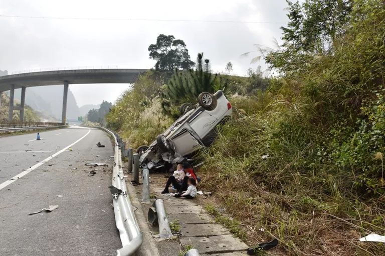 百色-靖西高速路上,一小轿车冲出路面侧翻,车载一家四