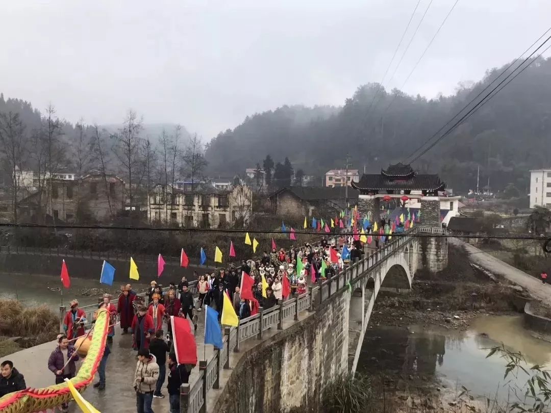 2019年1月30日,花垣县石栏镇雅桥村古堡苗寨呈现出一派喜庆,祥和,年节