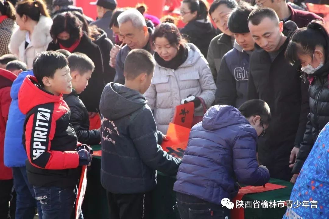 青年之声榆林迎新春送万福榆林市青少年宫百名小书法家齐聚世纪广场